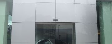 Entrada concesionario Lexus en Parque Comercial Galaria en Pamplona 01