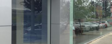 Entrada concesionario Lexus en Parque Comercial Galaria en Pamplona 02