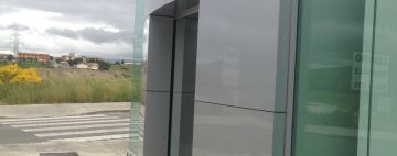 Entrada concesionario Lexus en Parque Comercial Galaria en Pamplona 03