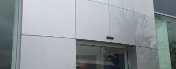 Entrada concesionario Lexus en Parque Comercial Galaria en Pamplona 04